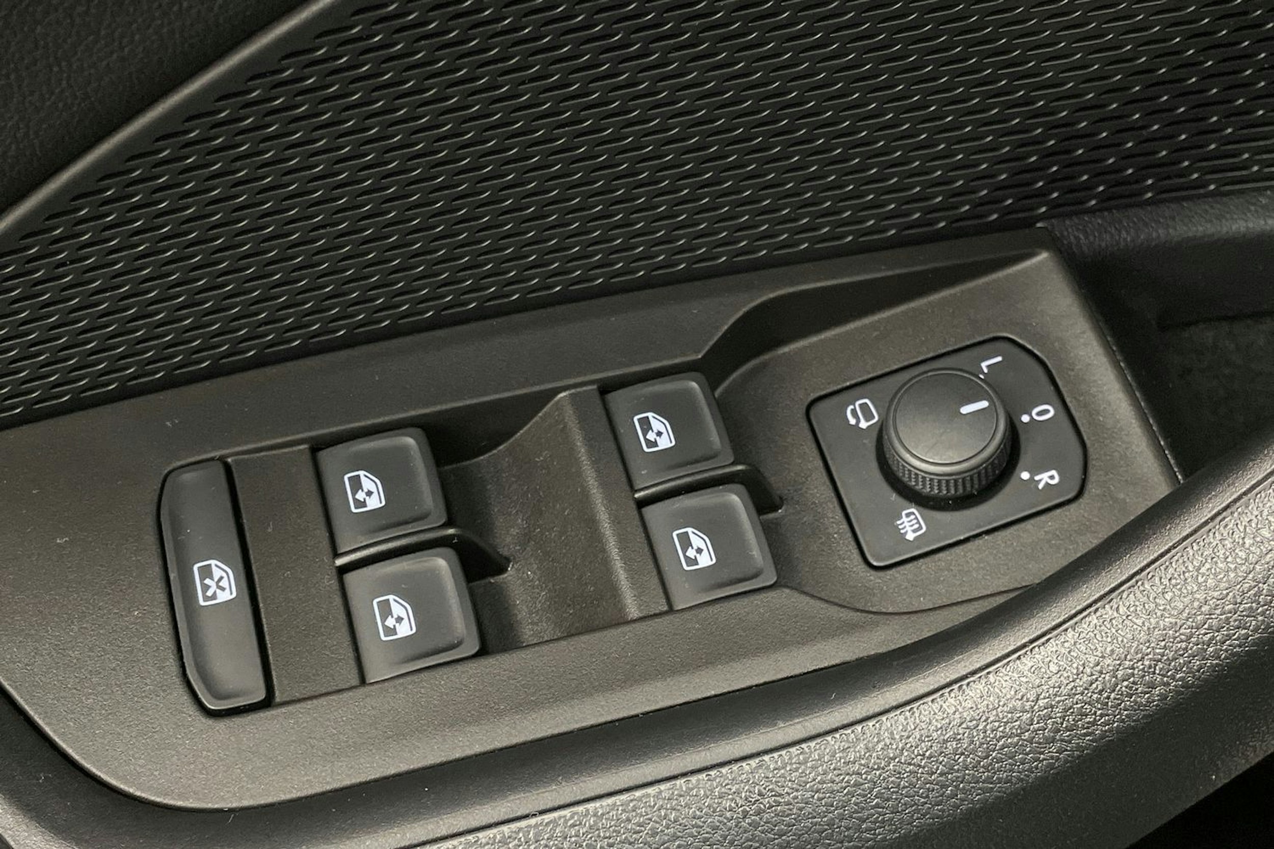 harmaa Skoda Octavia 2024 kuva 14.