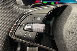 harmaa Skoda Octavia 2024 kuva 16.
