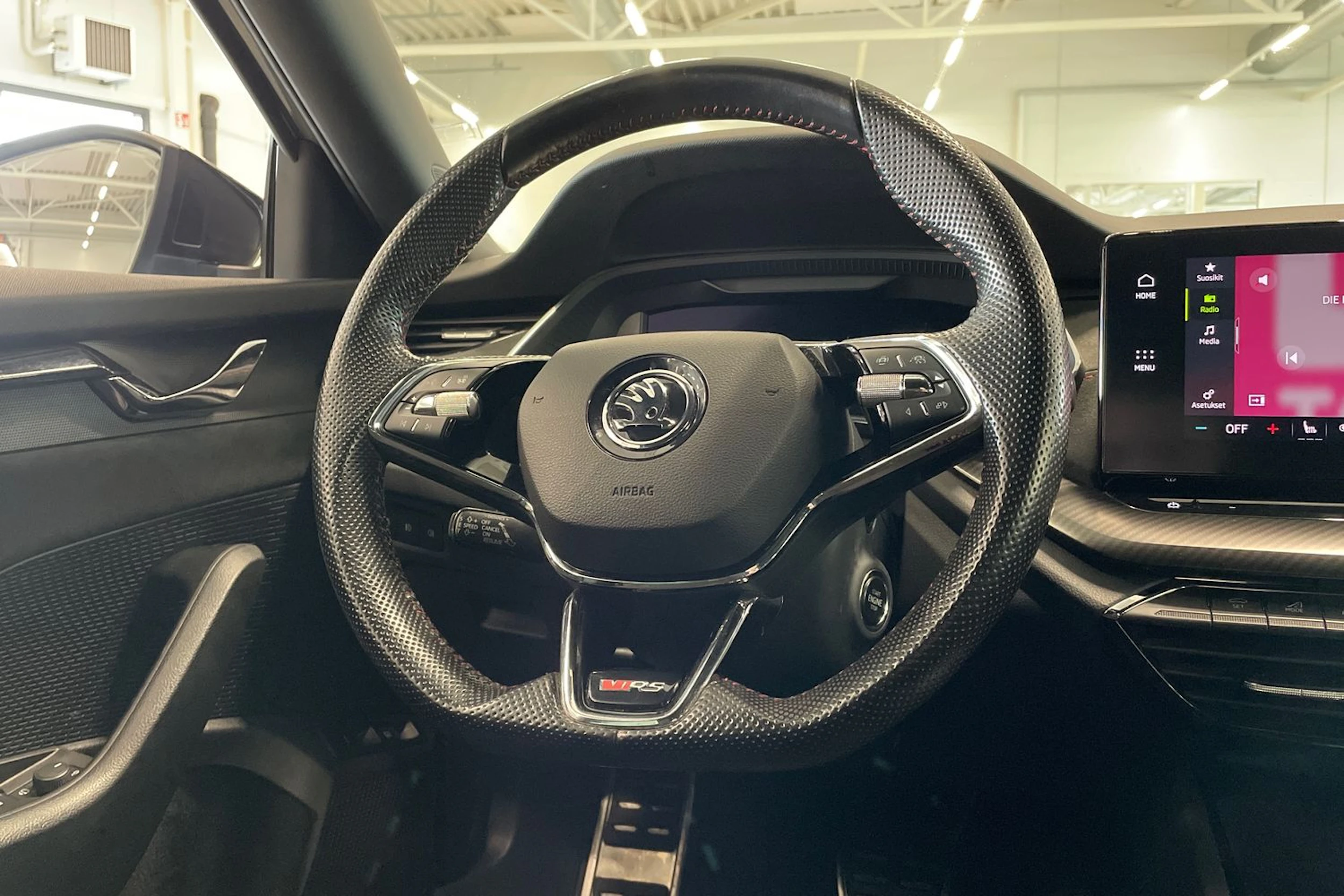 harmaa Skoda Octavia 2024 kuva 13.