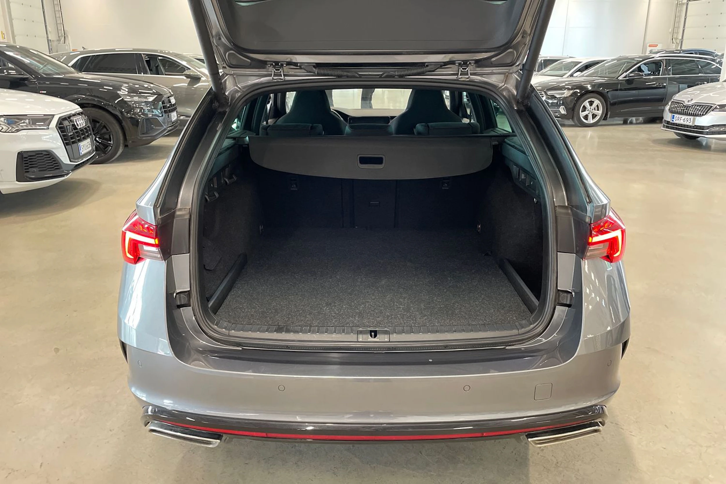 harmaa Skoda Octavia 2024 kuva 36.