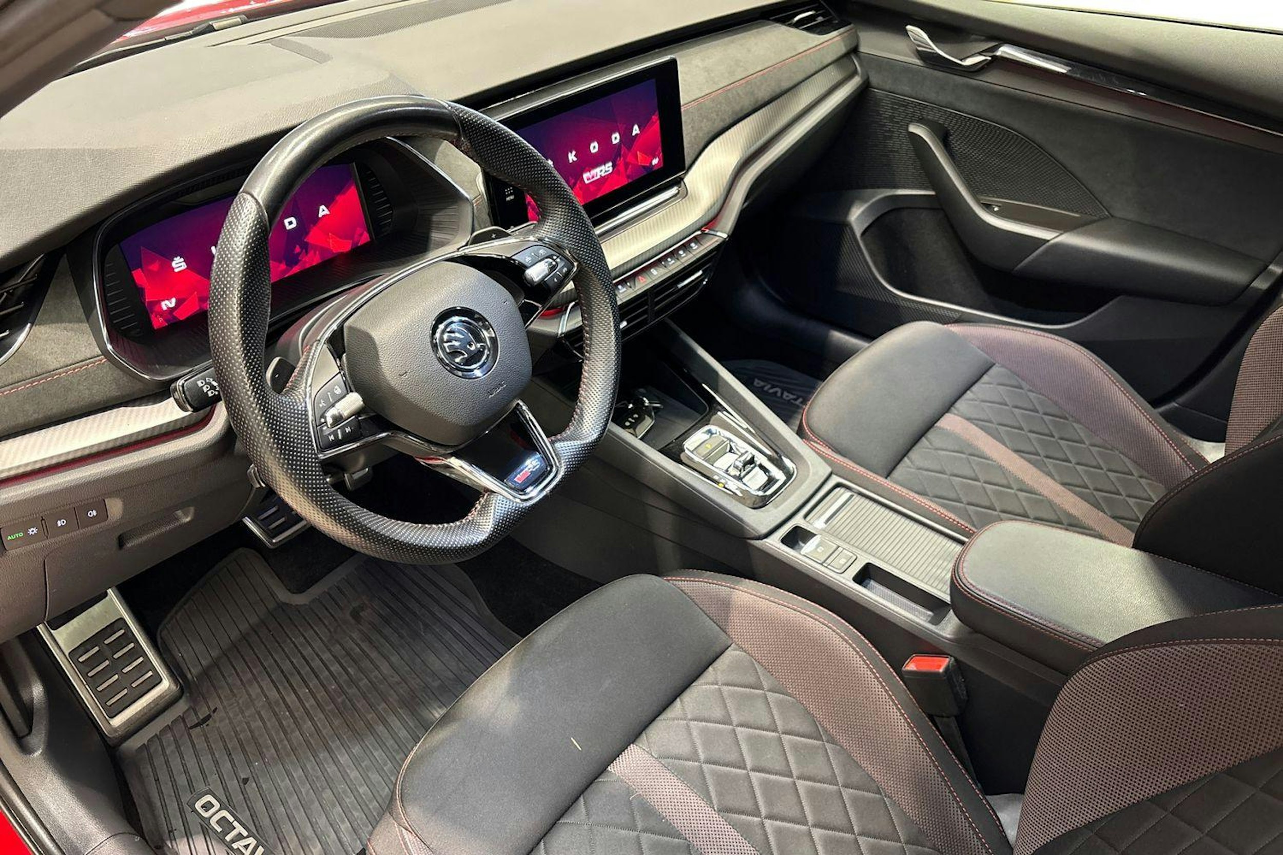 Punainen Skoda OCTAVIA 2024 kuva 7.