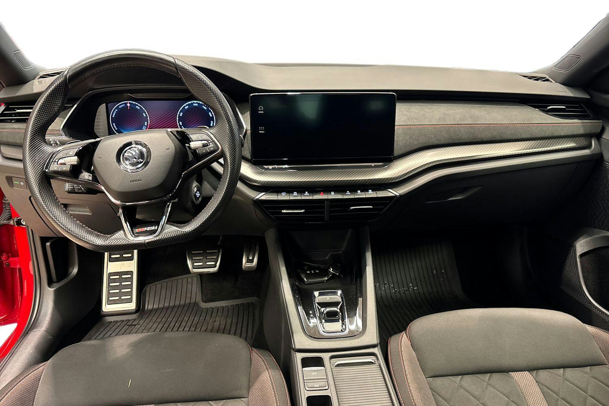 Punainen Skoda OCTAVIA 2024 kuva 9.