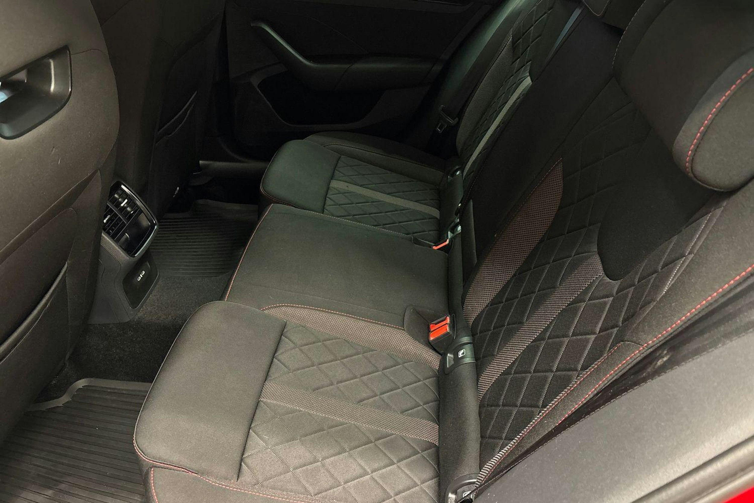 Punainen Skoda OCTAVIA 2024 kuva 10.