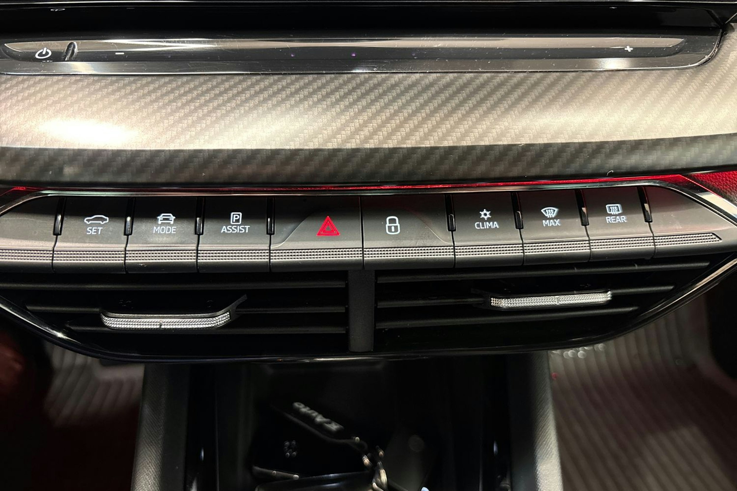 Punainen Skoda OCTAVIA 2024 kuva 18.