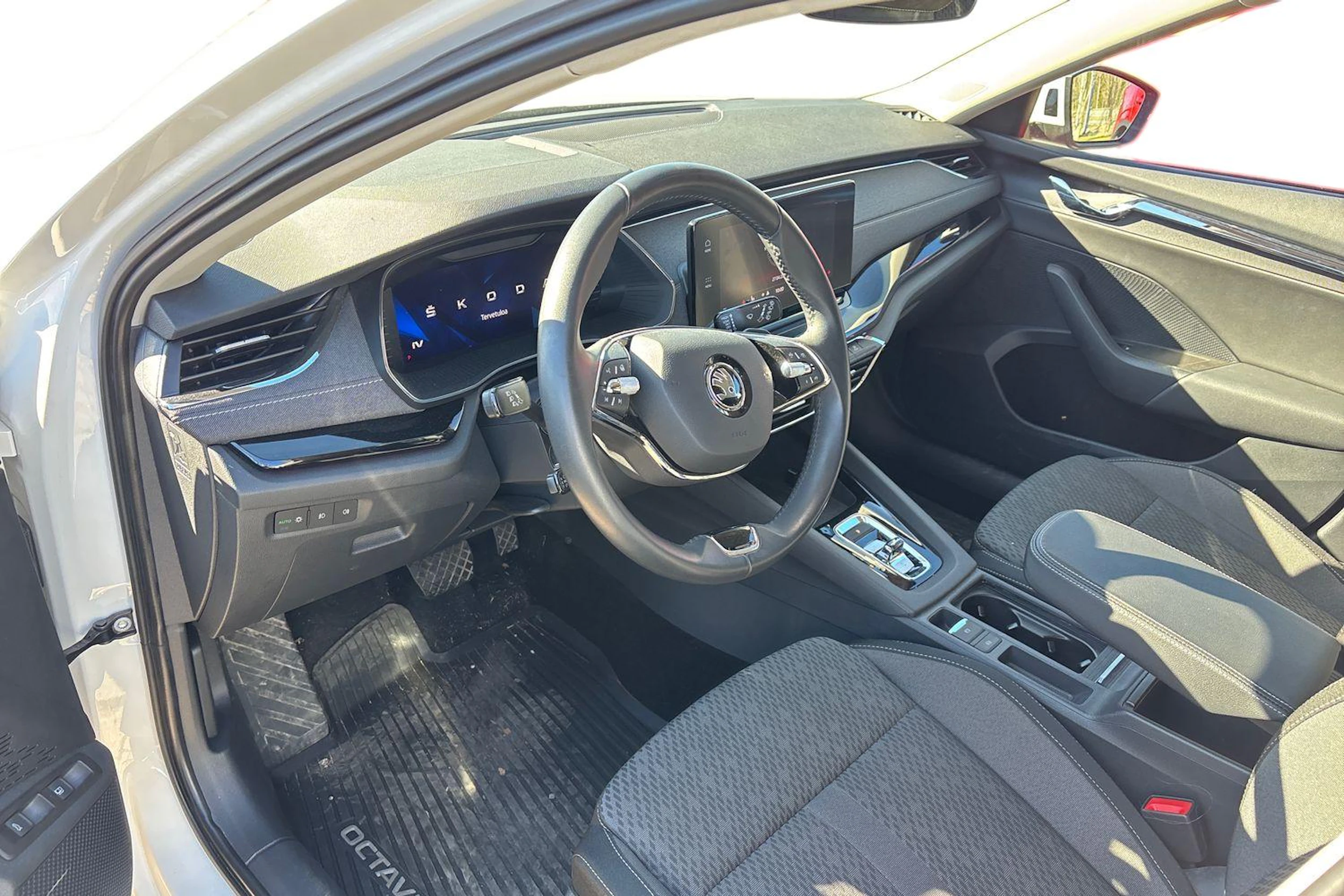 valkoinen Skoda Octavia 2024 kuva 3.