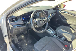 valkoinen Skoda Octavia 2024 kuva 3.