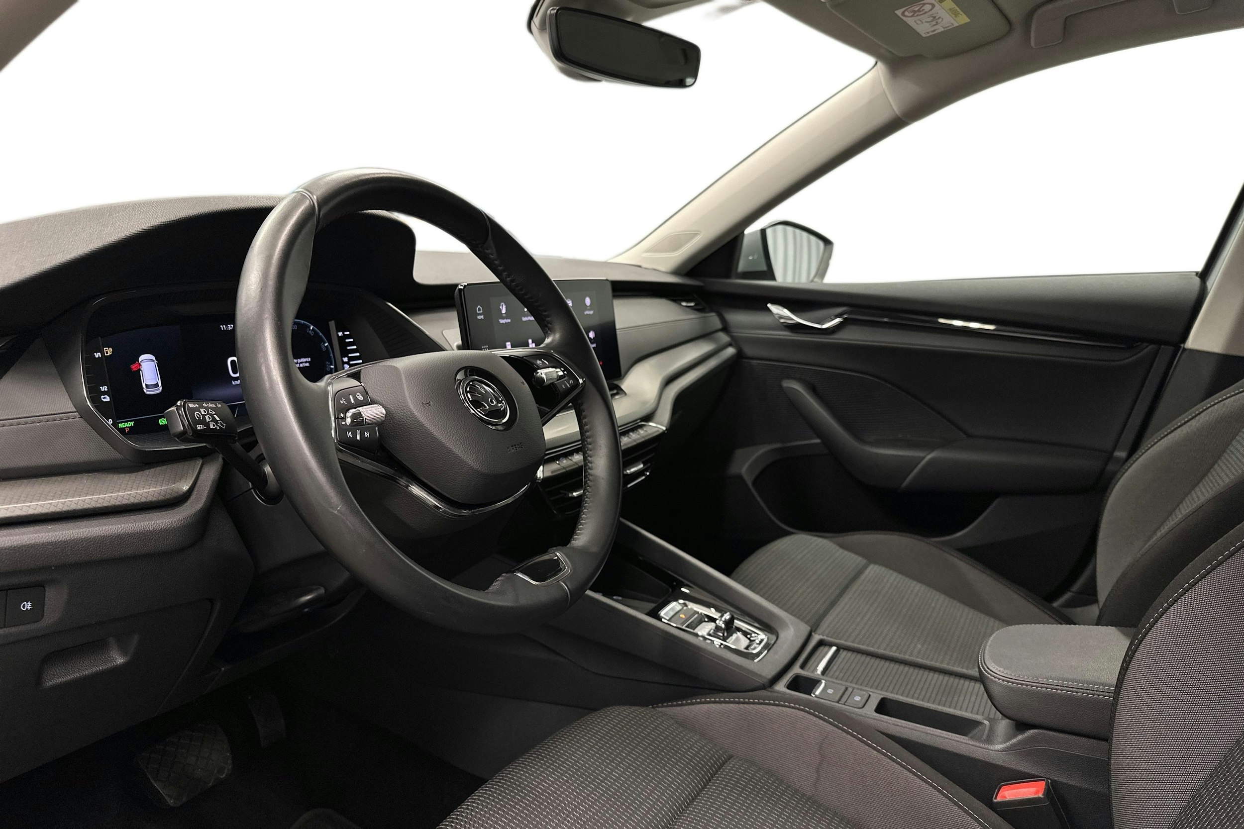 harmaa Skoda Octavia 2024 kuva 7.