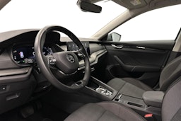 harmaa Skoda Octavia 2024 kuva 7.