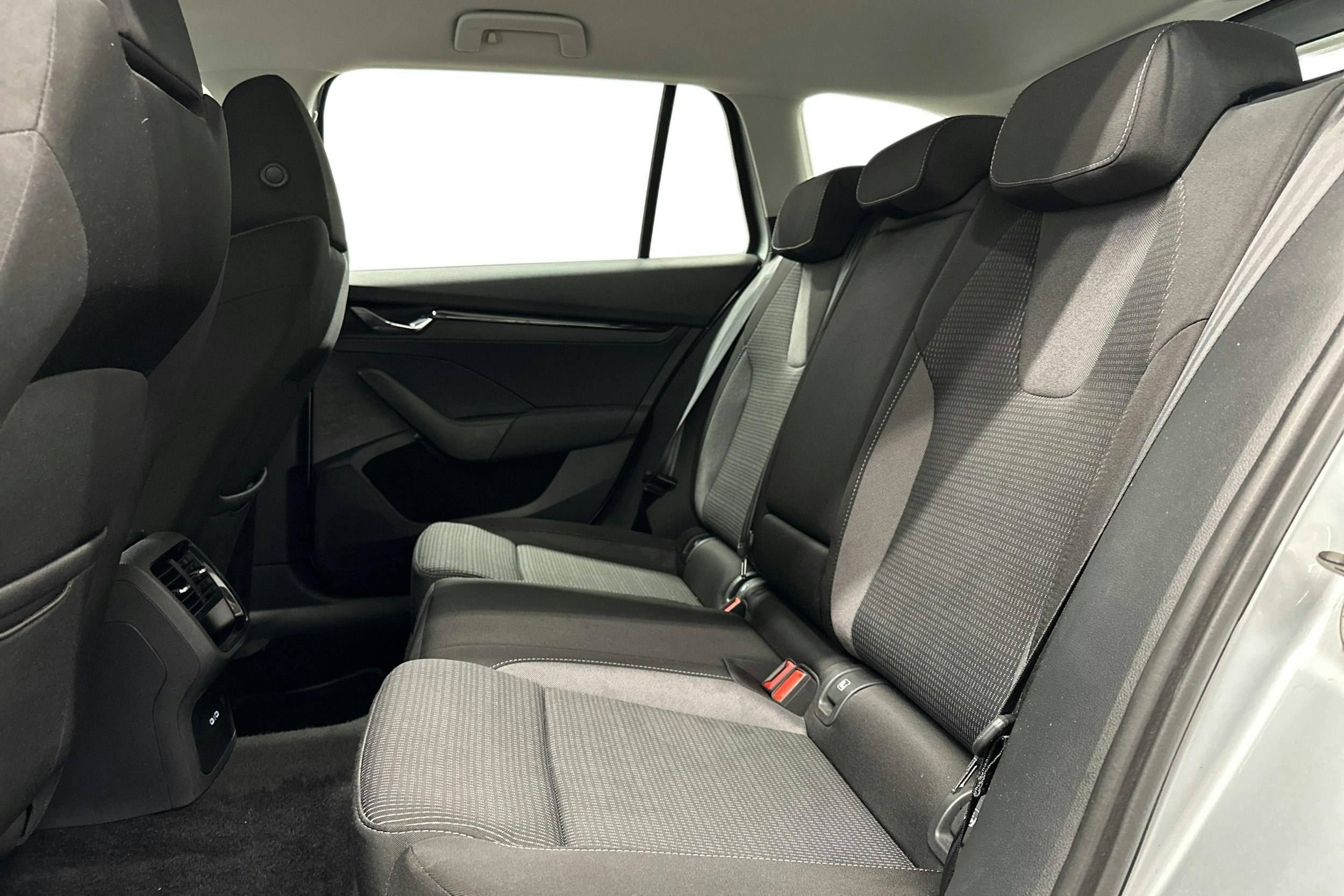 harmaa Skoda Octavia 2024 kuva 10.