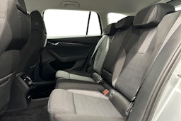 harmaa Skoda Octavia 2024 kuva 10.