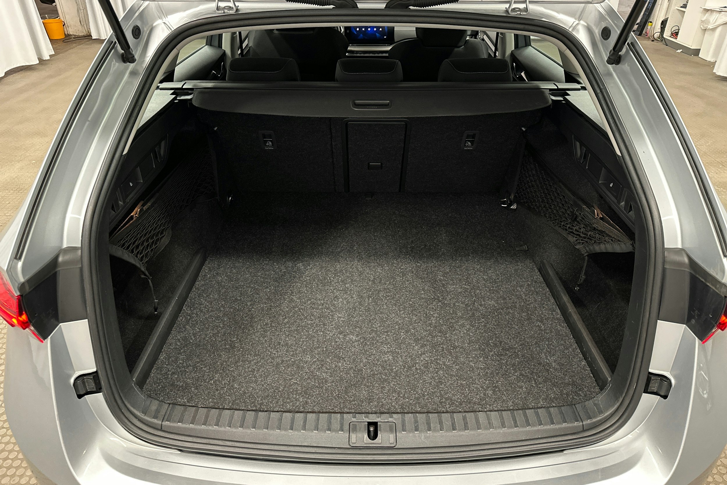 harmaa Skoda Octavia 2024 kuva 14.