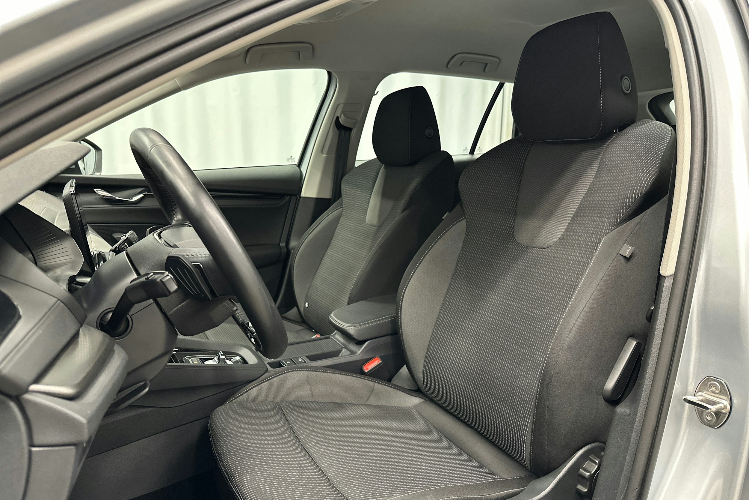 harmaa Skoda Octavia 2024 kuva 15.