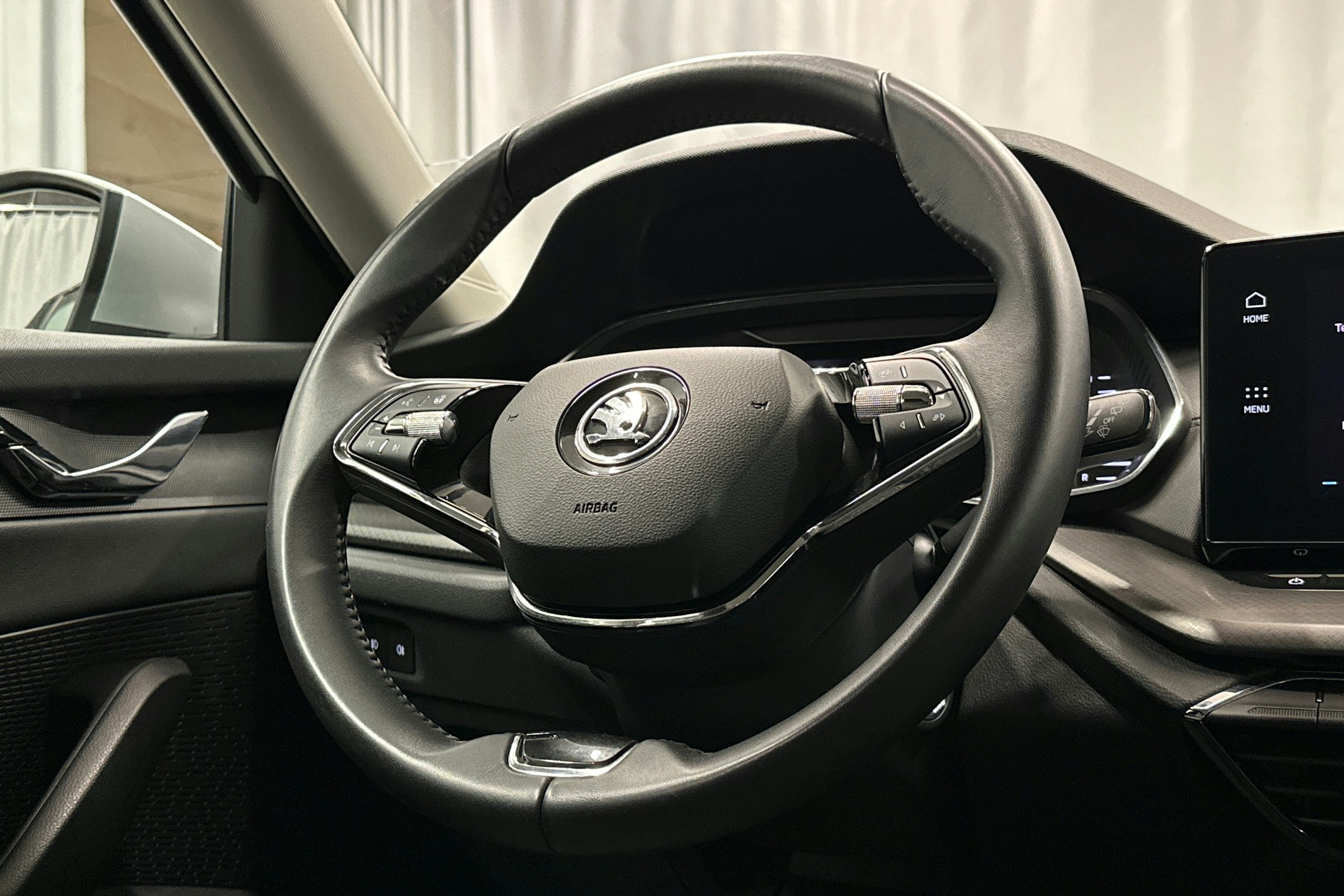 harmaa Skoda Octavia 2024 kuva 17.