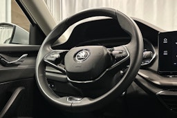 harmaa Skoda Octavia 2024 kuva 17.