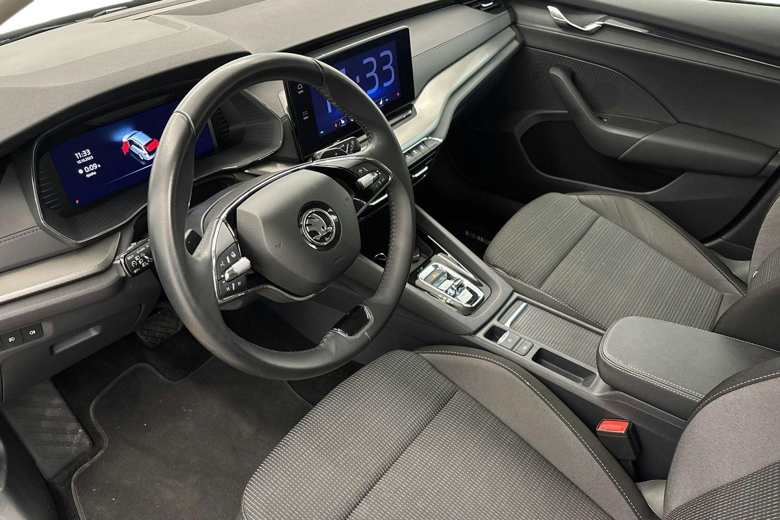 harmaa Skoda Octavia 2024 kuva 7.