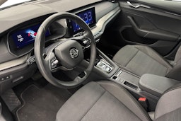 harmaa Skoda Octavia 2024 kuva 7.
