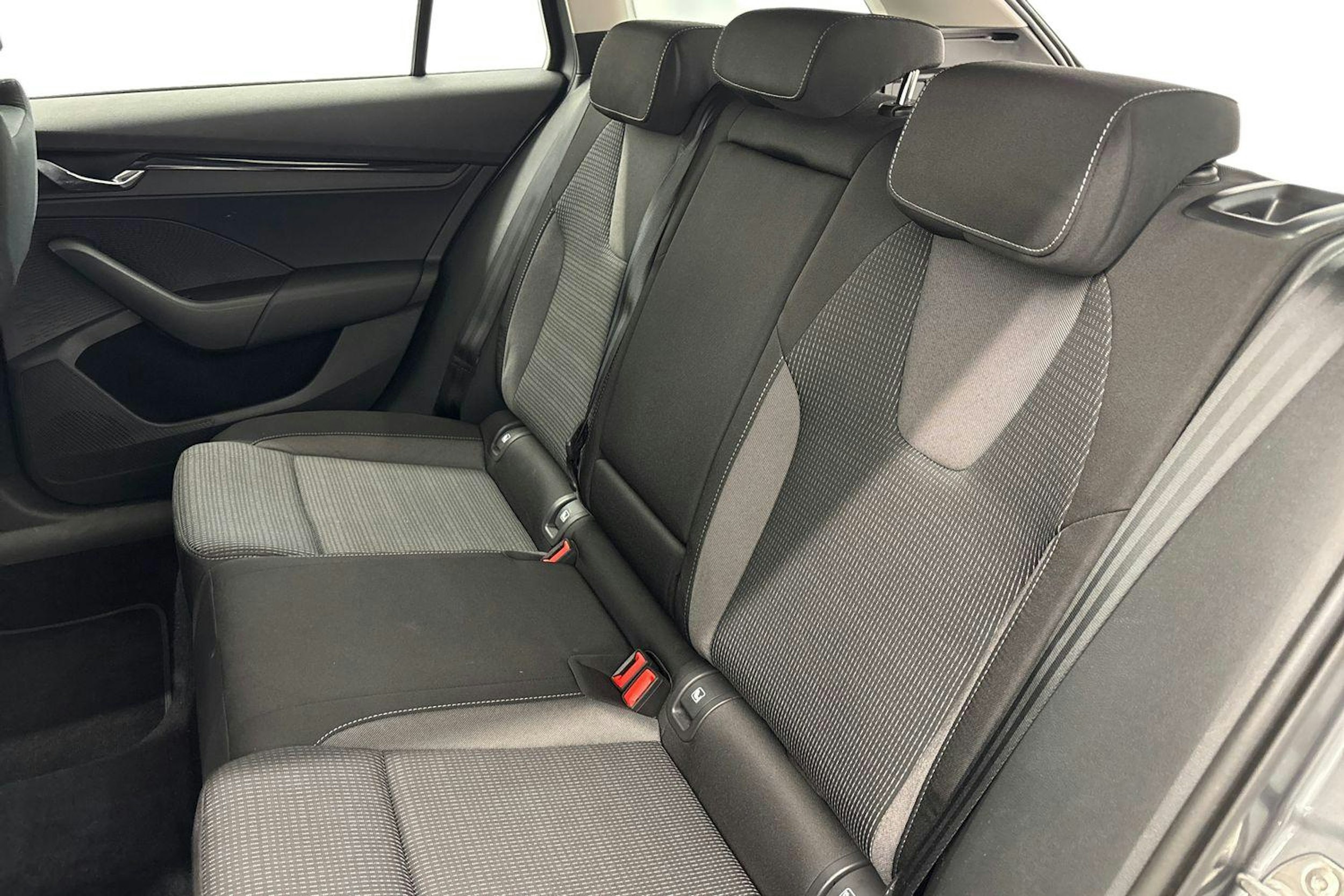 harmaa Skoda Octavia 2024 kuva 10.