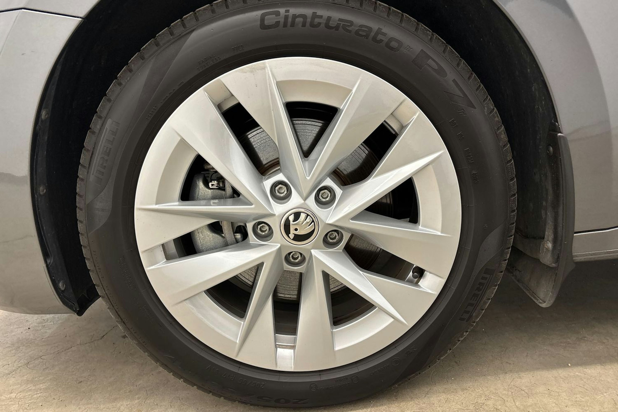 harmaa Skoda Octavia 2024 kuva 11.