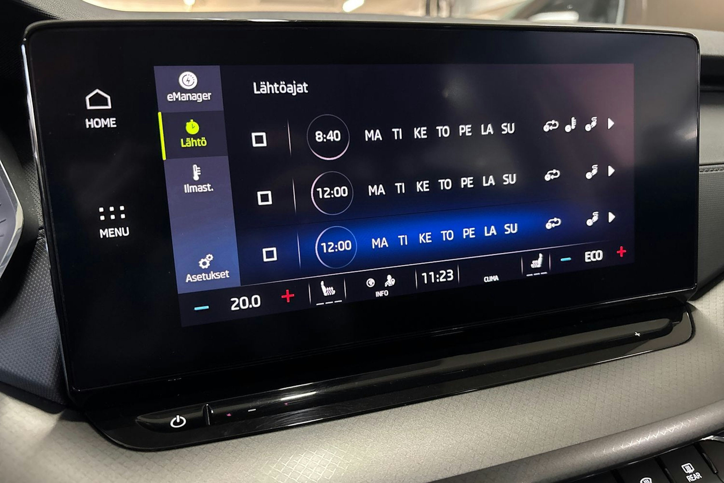 harmaa Skoda Octavia 2024 kuva 16.