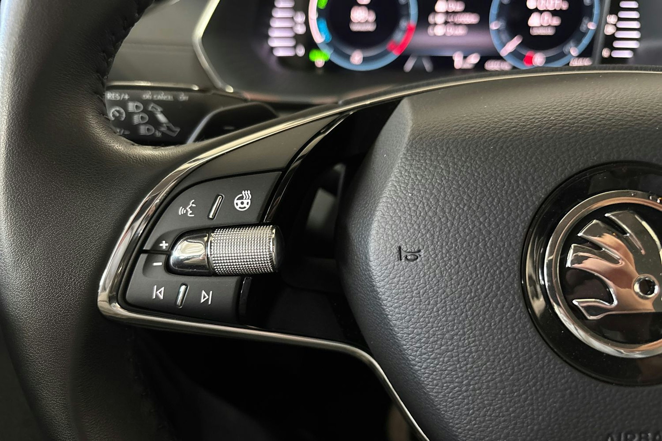 harmaa Skoda Octavia 2024 kuva 18.