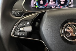 harmaa Skoda Octavia 2024 kuva 18.