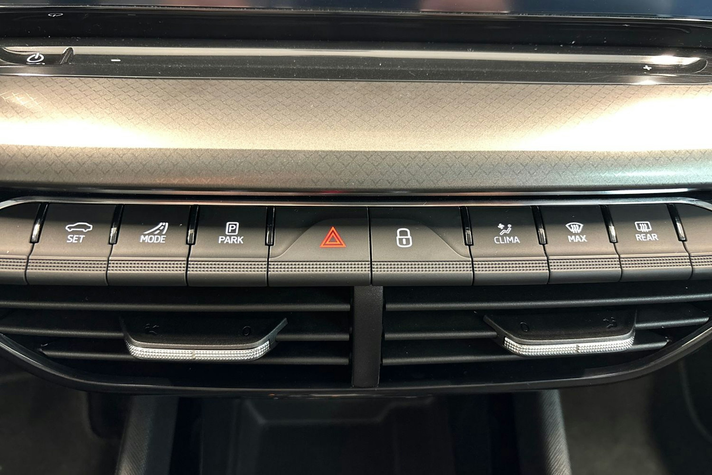 harmaa Skoda Octavia 2024 kuva 25.