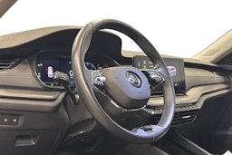 valkoinen Skoda Octavia 2024 kuva 3.