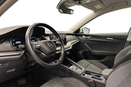 valkoinen Skoda Octavia 2024 kuva 6.