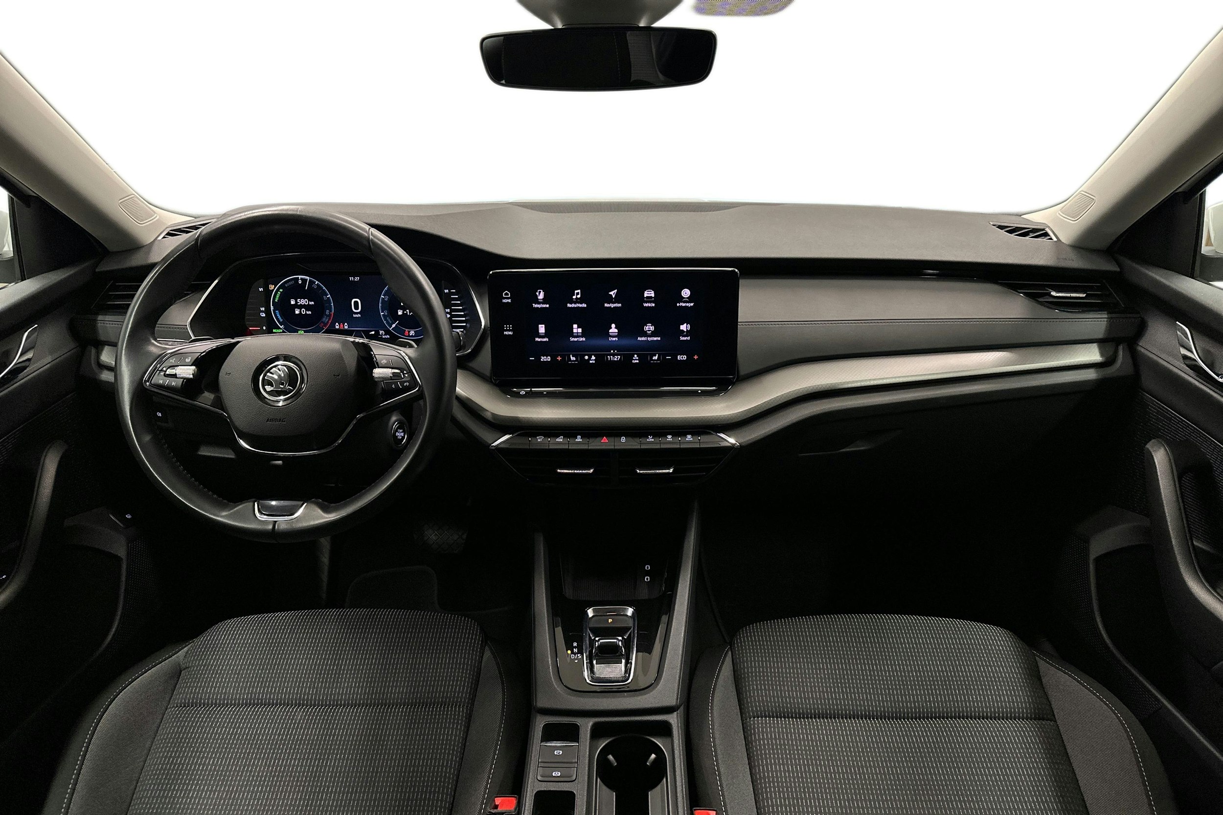 valkoinen Skoda Octavia 2024 kuva 7.