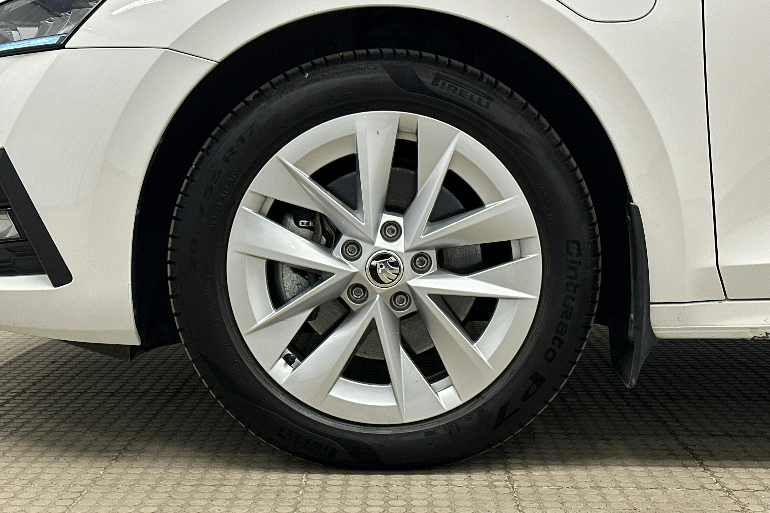 valkoinen Skoda Octavia 2024 kuva 9.