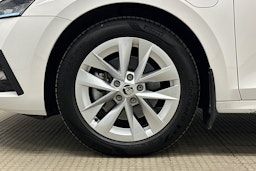 valkoinen Skoda Octavia 2024 kuva 9.
