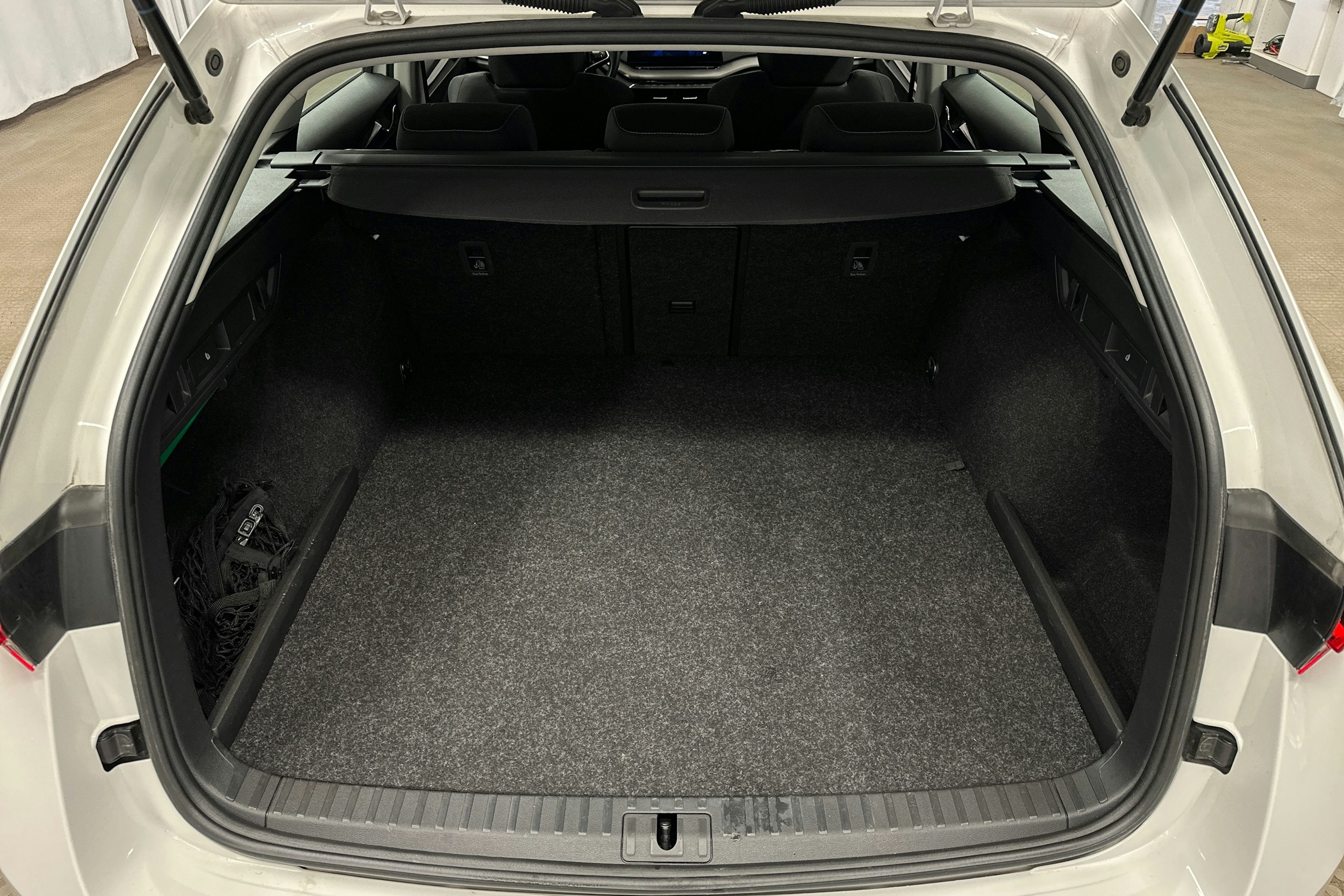 valkoinen Skoda Octavia 2024 kuva 11.