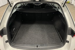 valkoinen Skoda Octavia 2024 kuva 11.