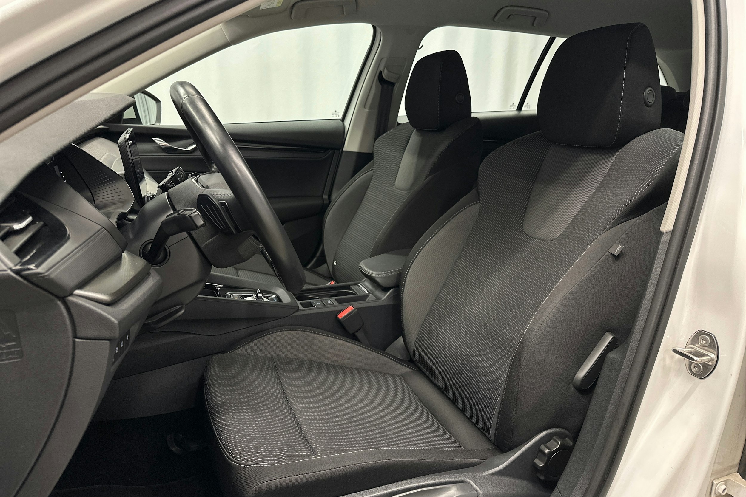 valkoinen Skoda Octavia 2024 kuva 12.