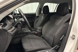 valkoinen Skoda Octavia 2024 kuva 12.