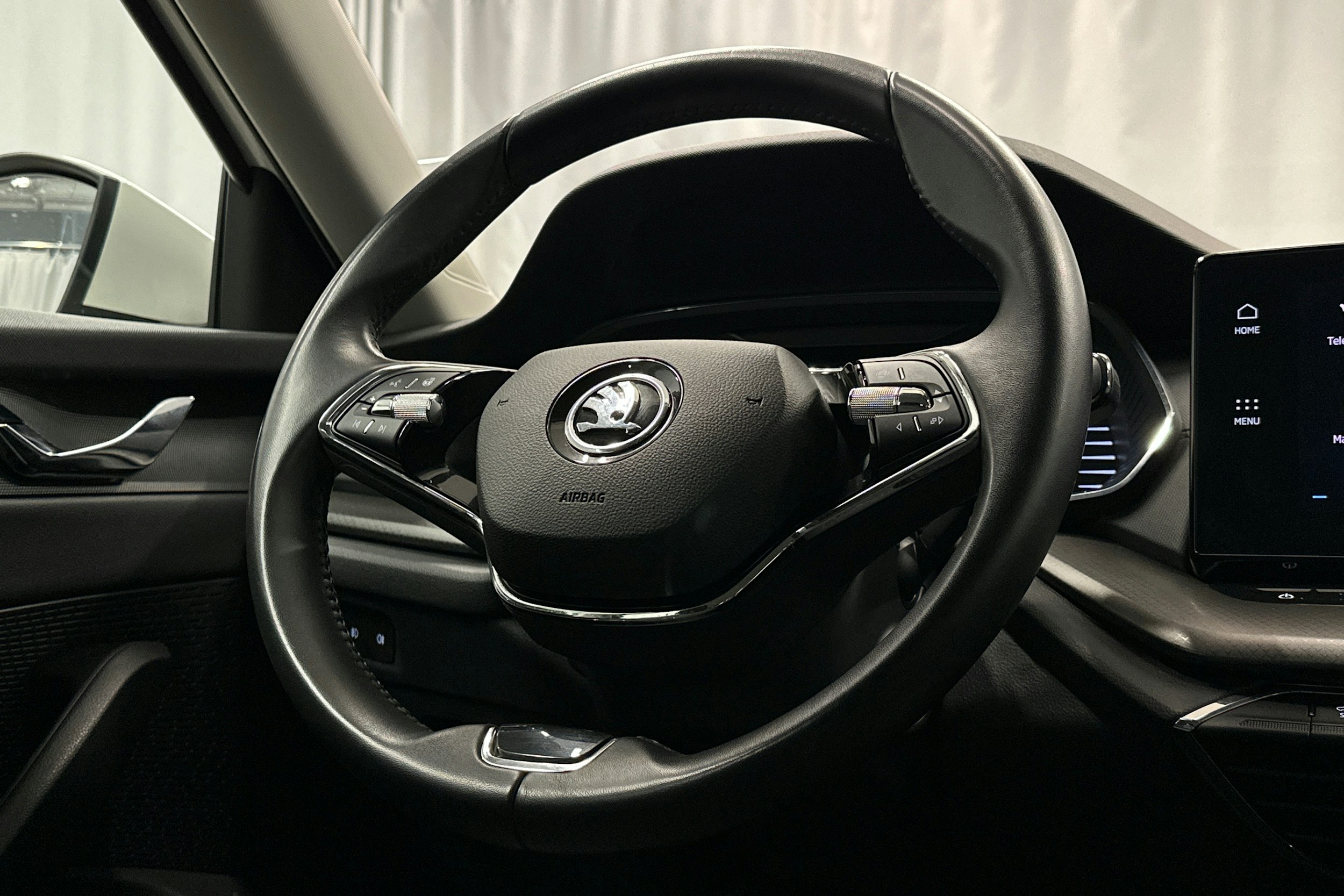 valkoinen Skoda Octavia 2024 kuva 13.