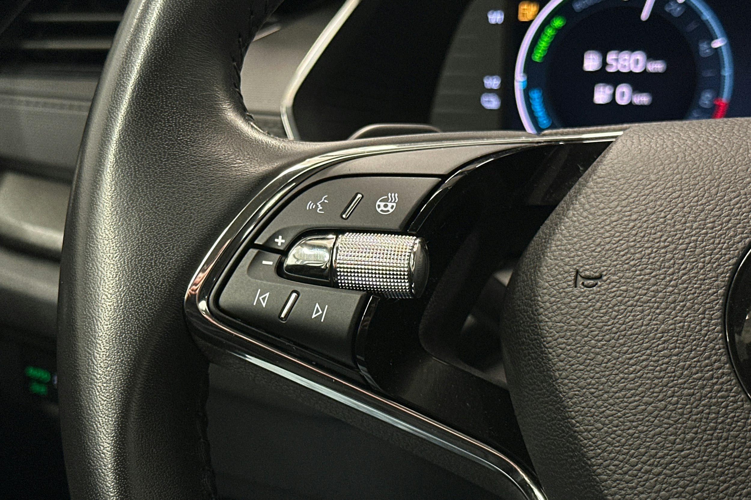 valkoinen Skoda Octavia 2024 kuva 14.