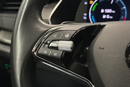 valkoinen Skoda Octavia 2024 kuva 14.