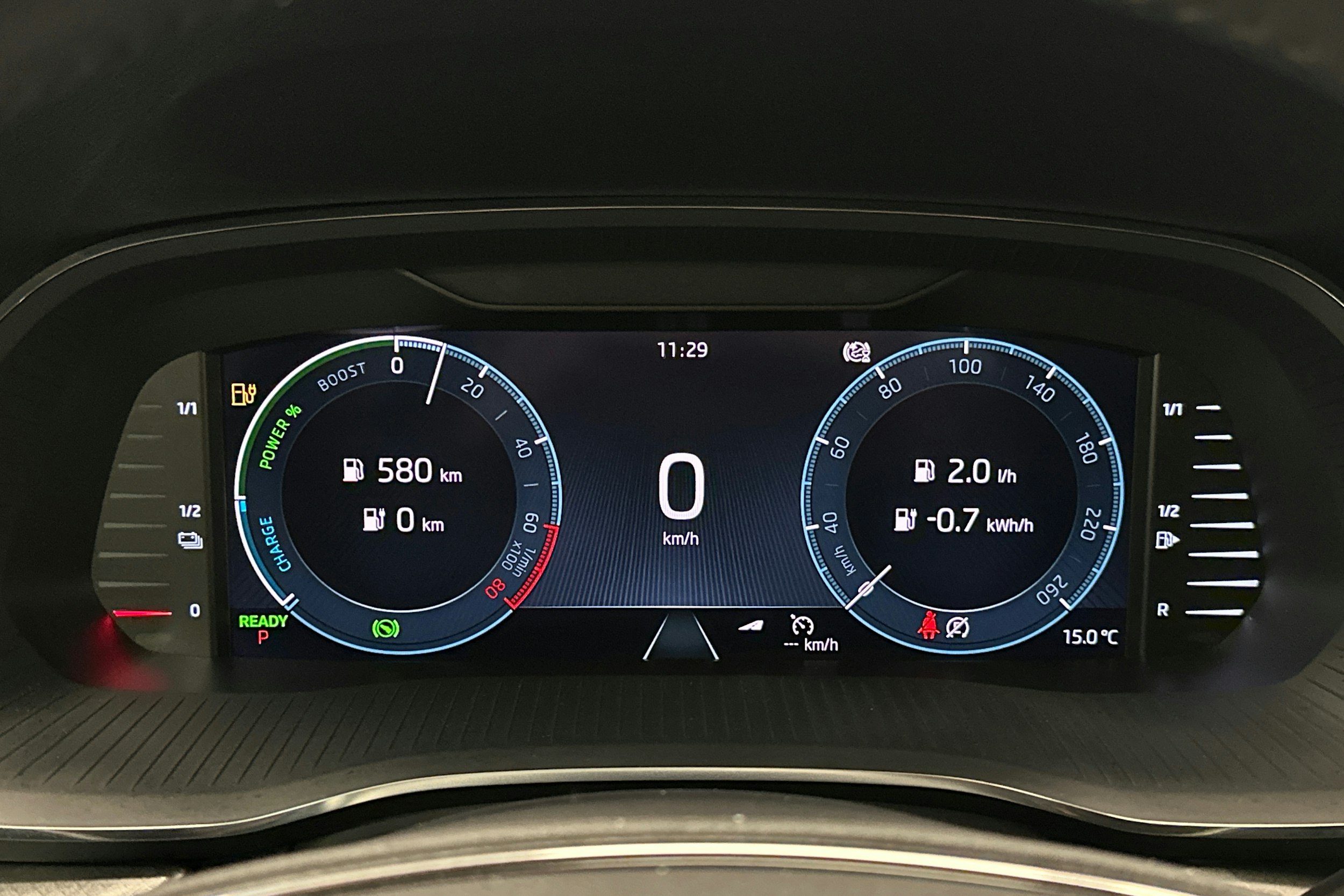 valkoinen Skoda Octavia 2024 kuva 17.