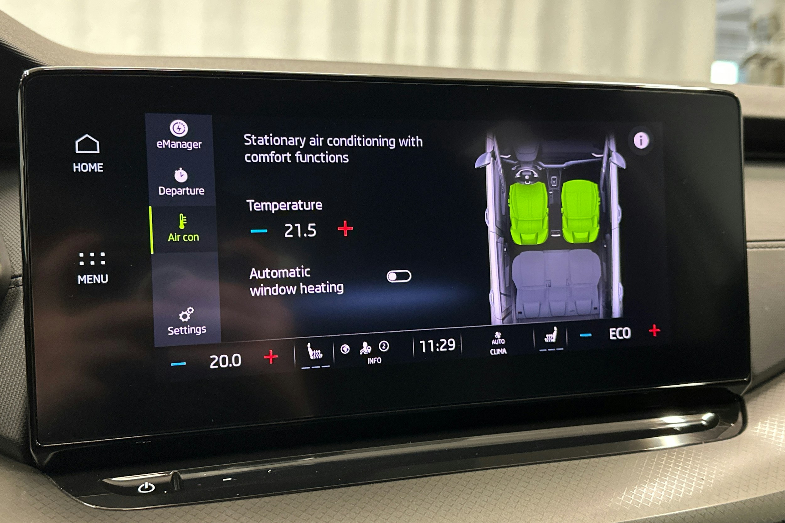 valkoinen Skoda Octavia 2024 kuva 18.