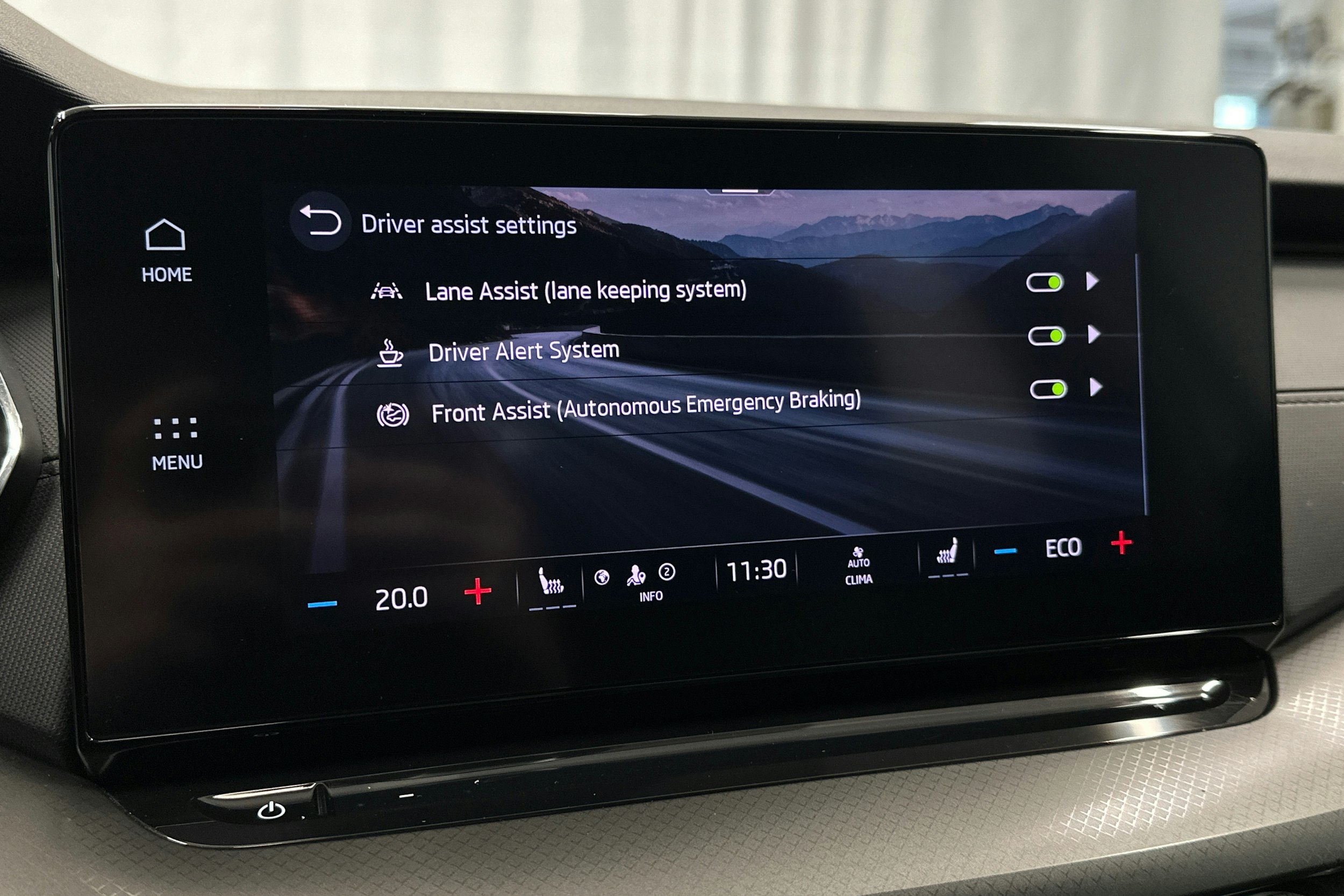 valkoinen Skoda Octavia 2024 kuva 20.