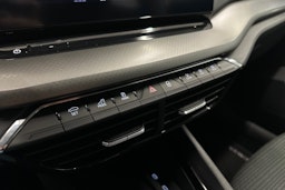 valkoinen Skoda Octavia 2024 kuva 22.