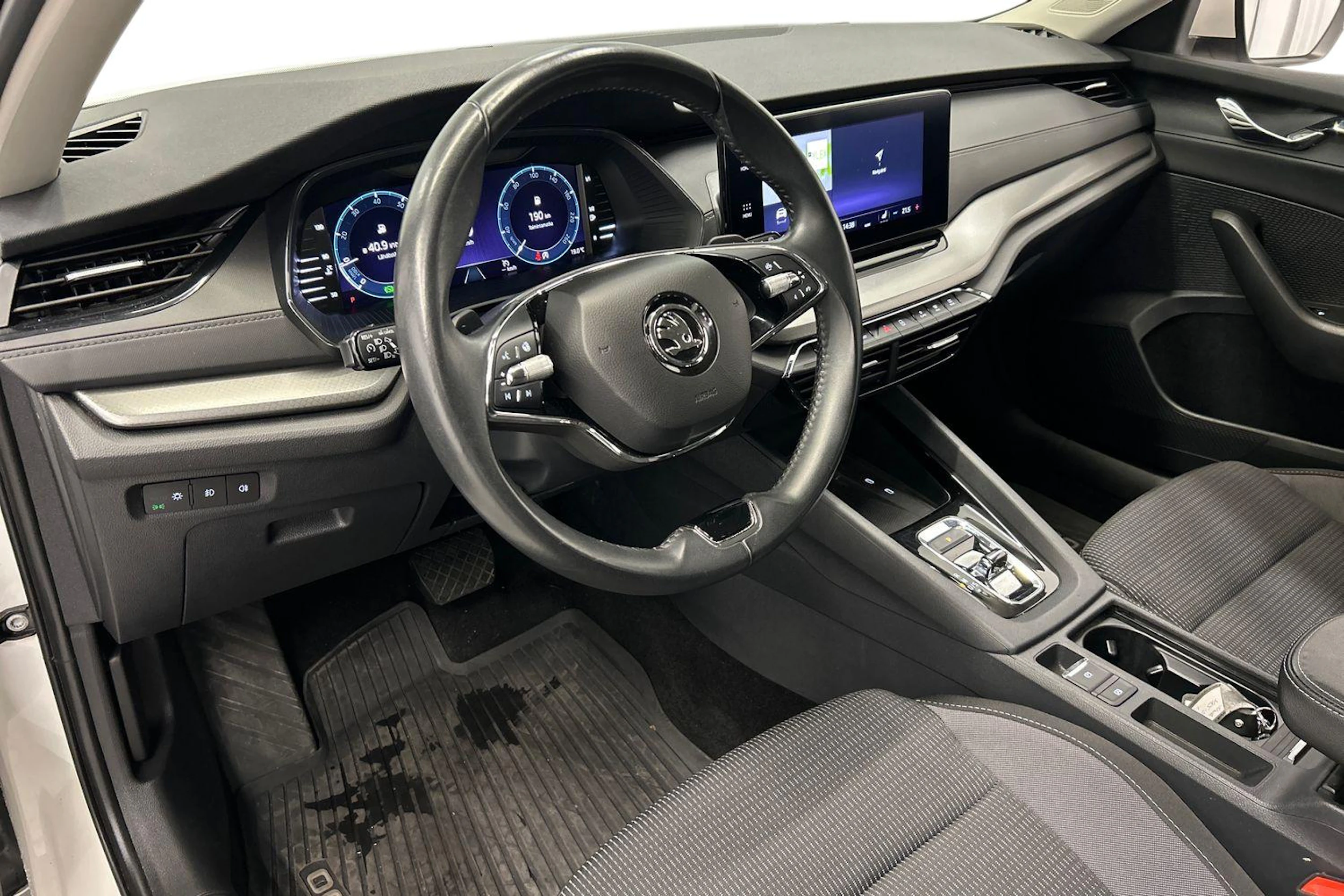 valkoinen Skoda Octavia 2024 kuva 6.