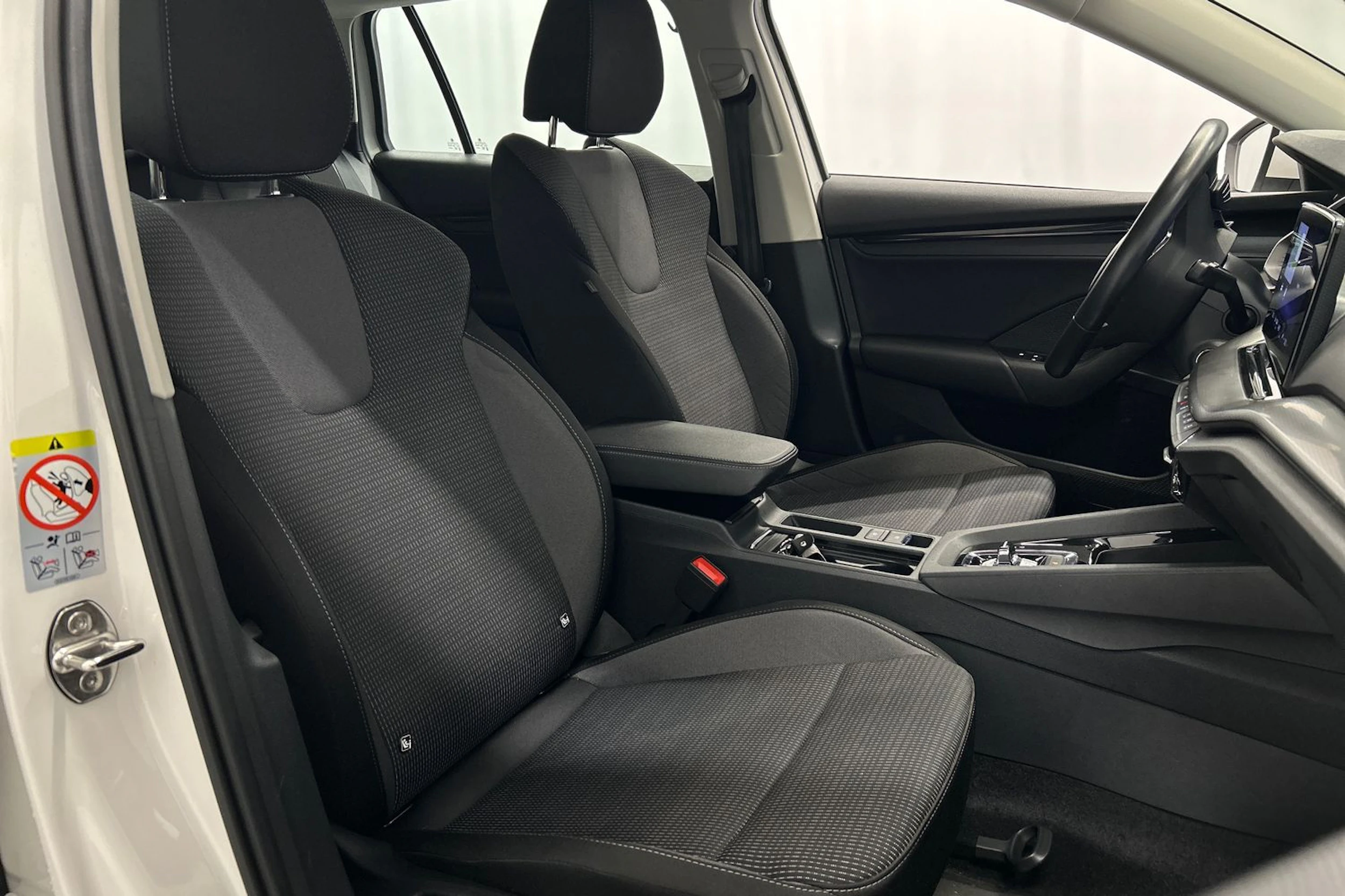 valkoinen Skoda Octavia 2024 kuva 11.