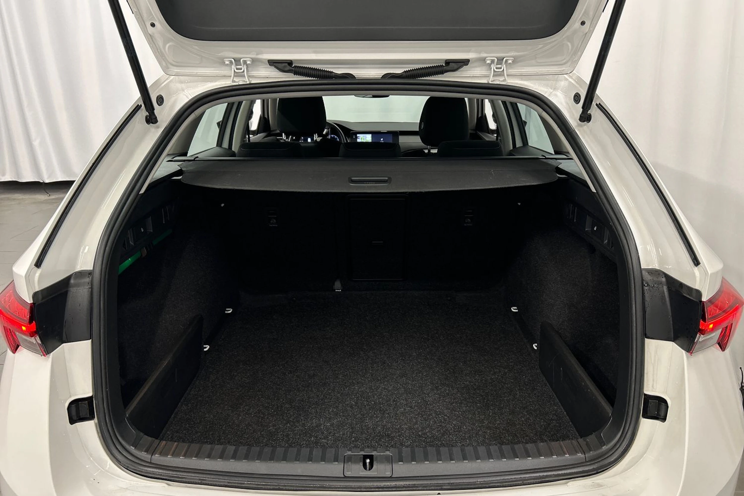 valkoinen Skoda Octavia 2024 kuva 12.