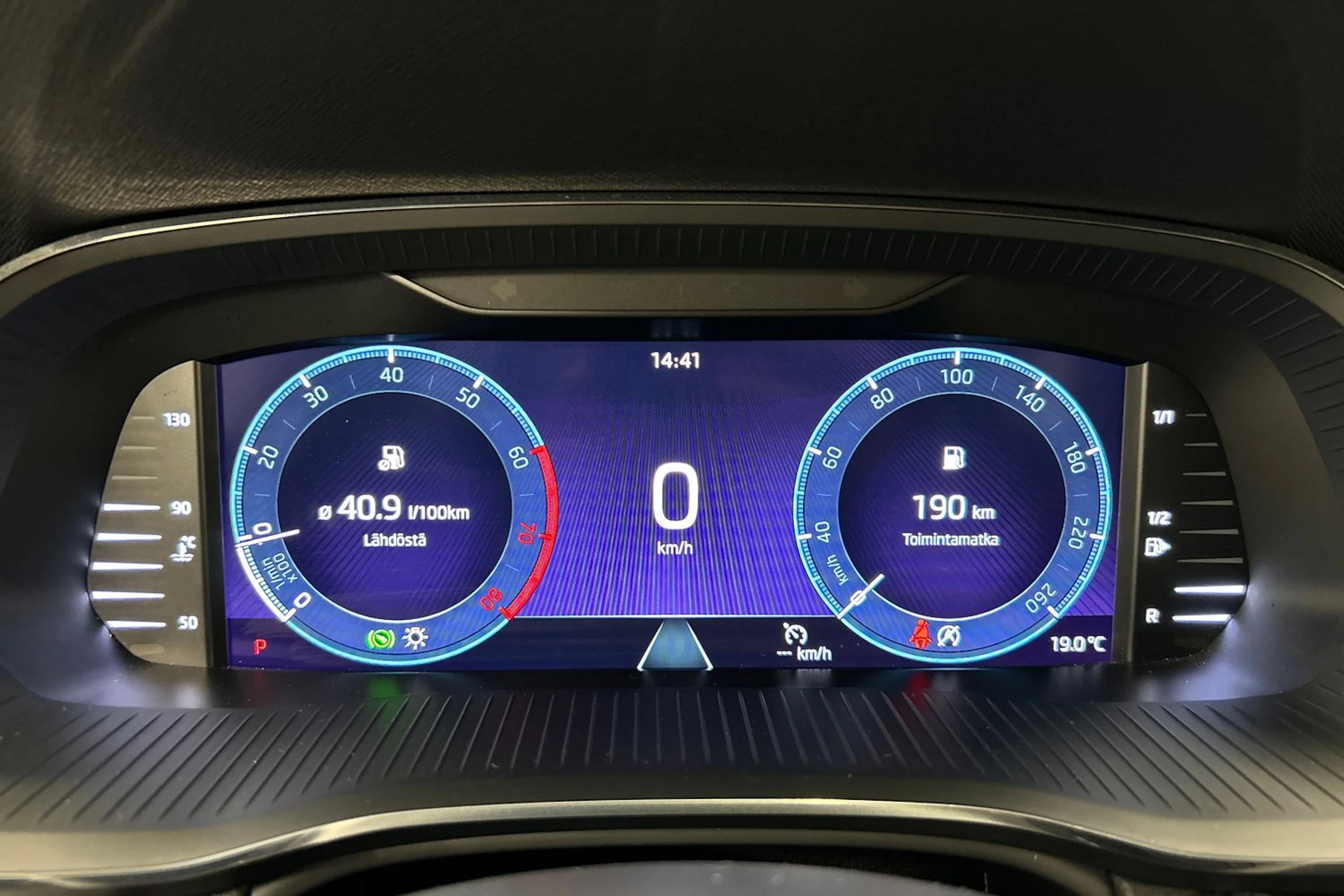 valkoinen Skoda Octavia 2024 kuva 13.