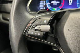 valkoinen Skoda Octavia 2024 kuva 14.