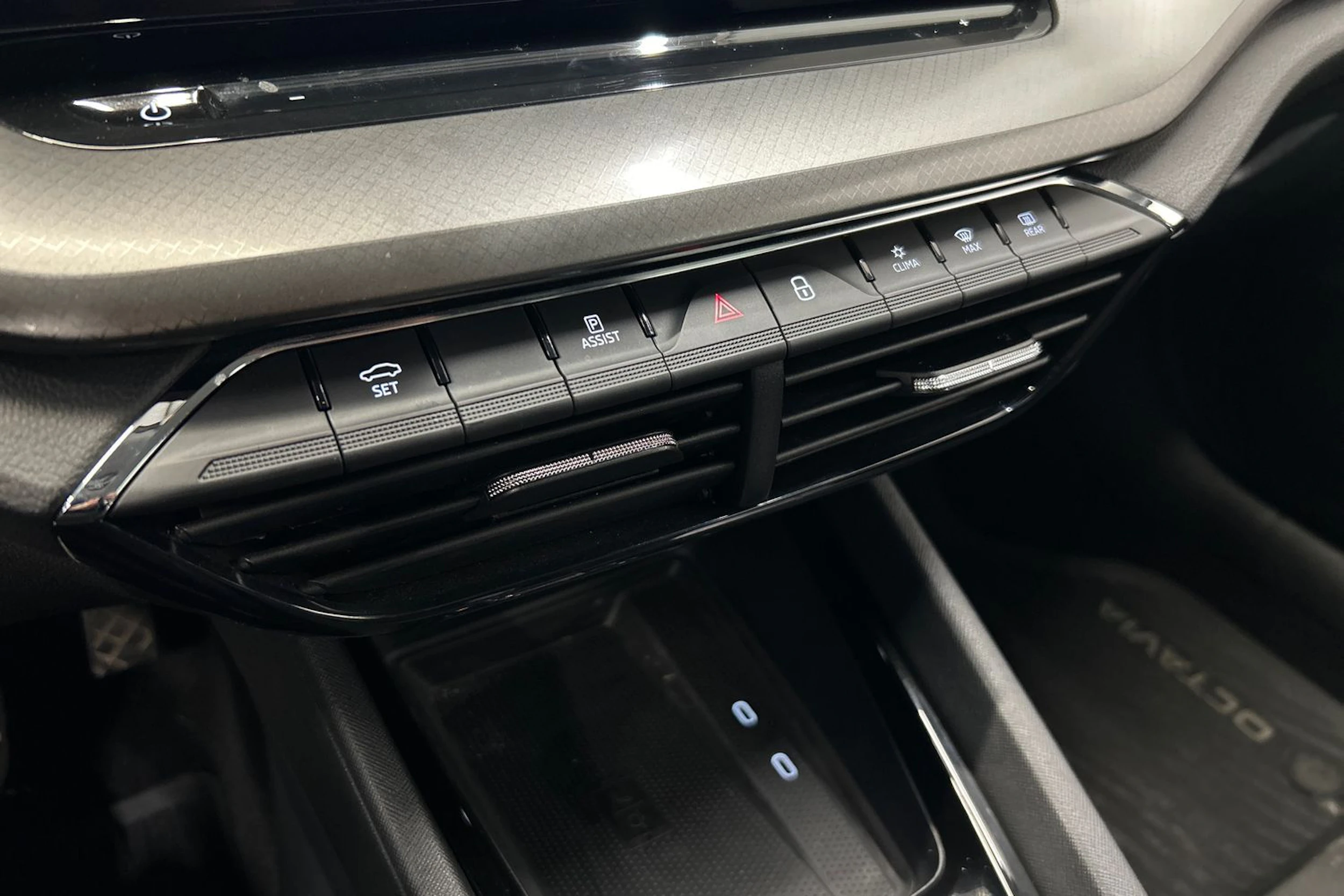 valkoinen Skoda Octavia 2024 kuva 20.