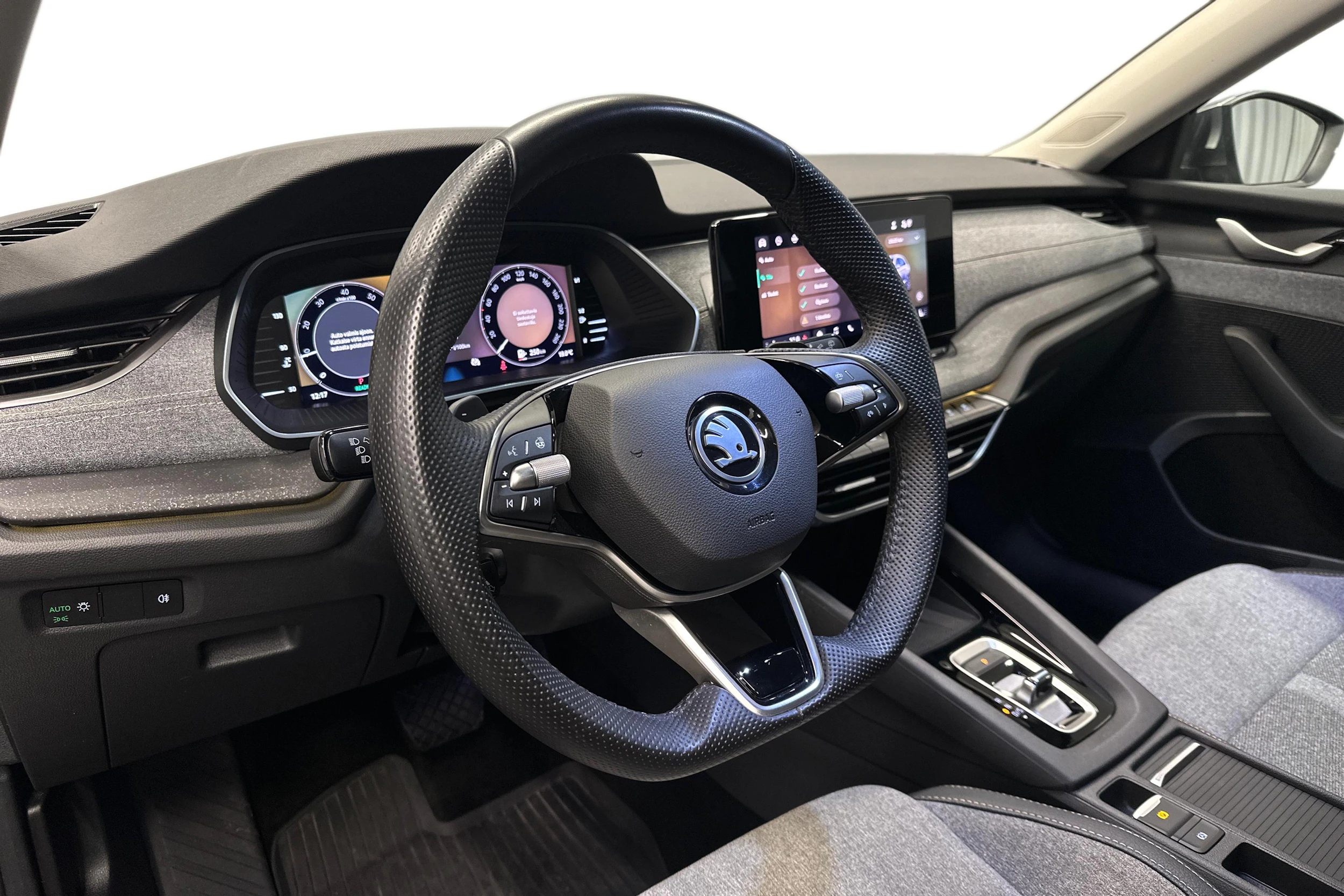 harmaa Skoda Octavia 2025 kuva 8.