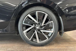 Musta Skoda OCTAVIA 2025 kuva 10.